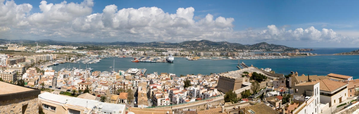 Panorama desde Dalt Vila (Manolo Gómez)  [flickr.com]  CC BY 
Información sobre la licencia en 'Verificación de las fuentes de la imagen'