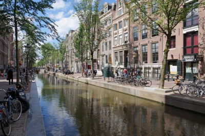 2013-08-07 08-09 Amsterdam 105 Oudezijds Achterburgwal (Allie_Caulfield)  [flickr.com]  CC BY 
Información sobre la licencia en 'Verificación de las fuentes de la imagen'
