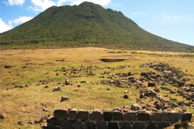 The Quill dormant volcano on St. Eustatius seen from the remains of Battery St. Louis (Walter Hellebrand)  CC BY-SA 
Información sobre la licencia en 'Verificación de las fuentes de la imagen'