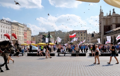 A demonstration in Krakow's main square (Lars Plougmann)  [flickr.com]  CC BY-SA 
Información sobre la licencia en 'Verificación de las fuentes de la imagen'