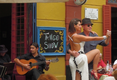 Argentina (La Boca)-Tango show [Explored, 12/07/2015] (Güldem Üstün)  [flickr.com]  CC BY 
Información sobre la licencia en 'Verificación de las fuentes de la imagen'