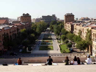 Armenia - Cascade looking towards the Opera House (ReflectedSerendipity)  [flickr.com]  CC BY-SA 
Información sobre la licencia en 'Verificación de las fuentes de la imagen'