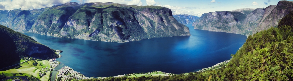 Aurlandfjord Panorama (SØ JORD)  [flickr.com]  CC BY-ND 
Información sobre la licencia en 'Verificación de las fuentes de la imagen'