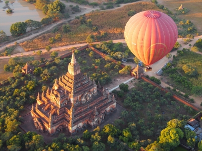 Balloons over Bagan (Myanmar 2013) (Paul Arps)  [flickr.com]  CC BY 
Información sobre la licencia en 'Verificación de las fuentes de la imagen'