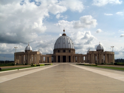 Basilique de notre dame de la paix in Yamoussoukro, Cote d'Ivoire (Felix Krohn)  [flickr.com]  CC BY-SA 
Información sobre la licencia en 'Verificación de las fuentes de la imagen'