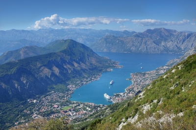 Bay of Kotor (amira_a)  [flickr.com]  CC BY 
Información sobre la licencia en 'Verificación de las fuentes de la imagen'