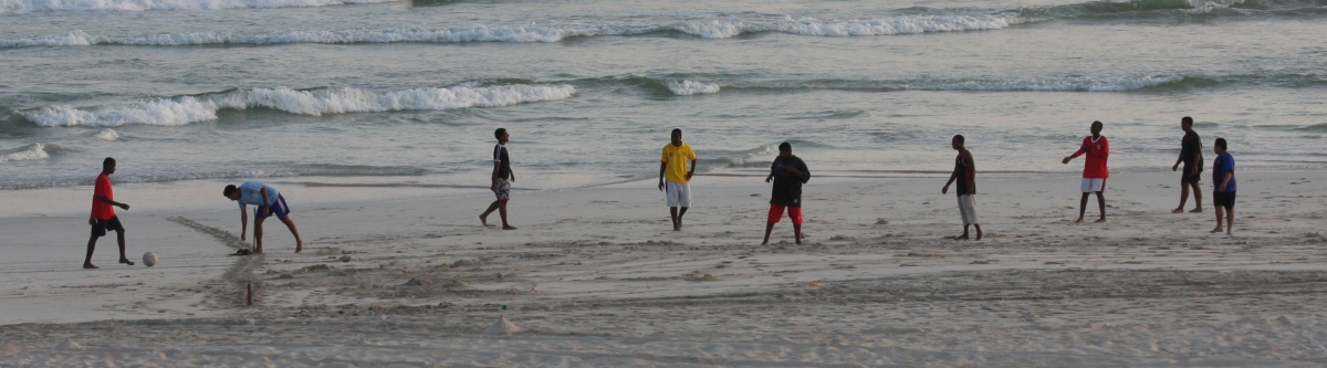 Beach football (Chris Price)  [flickr.com]  CC BY-ND 
Información sobre la licencia en 'Verificación de las fuentes de la imagen'