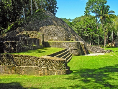 Belize-0994 - Structure B4 (Dennis Jarvis)  [flickr.com]  CC BY-SA 
Información sobre la licencia en 'Verificación de las fuentes de la imagen'