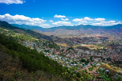 Blue Skies over Tegucigalpa, Honduras (Nan Palmero)  [flickr.com]  CC BY 
Información sobre la licencia en 'Verificación de las fuentes de la imagen'