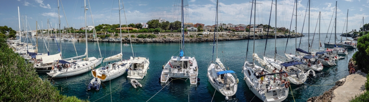 Boats at Anchor Near Ciutadella de Menorca for Festes de Sant Joan (Roger)  [flickr.com]  CC BY-SA 
Información sobre la licencia en 'Verificación de las fuentes de la imagen'