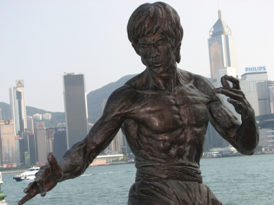Bruce Lee Statue, Hong Kong (Ian Muttoo)  [flickr.com]  CC BY-SA 
Información sobre la licencia en 'Verificación de las fuentes de la imagen'
