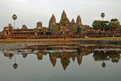 Cambodia-2638 - Mighty Angkor Wat (Dennis Jarvis)  [flickr.com]  CC BY-SA 
Información sobre la licencia en 'Verificación de las fuentes de la imagen'