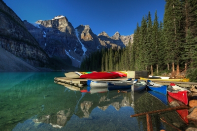 Canoes on Lake Moraine (edwademd)  [flickr.com]  CC BY 
Información sobre la licencia en 'Verificación de las fuentes de la imagen'