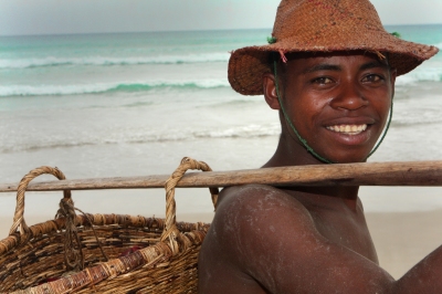 Carrying Fish in Fort Dauphin (David Dennis)  [flickr.com]  CC BY-SA 
Información sobre la licencia en 'Verificación de las fuentes de la imagen'