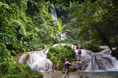 Cascade Falls Vanuatu (eGuide Travel)  [flickr.com]  CC BY 
Información sobre la licencia en 'Verificación de las fuentes de la imagen'