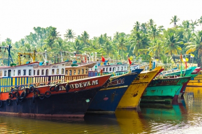 Colorful Fishing Trawlers (Thangaraj Kumaravel)  [flickr.com]  CC BY 
Información sobre la licencia en 'Verificación de las fuentes de la imagen'