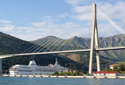 Croatia-01916 - Big Boat and Big Bridge..... (Dennis Jarvis)  [flickr.com]  CC BY-SA 
Información sobre la licencia en 'Verificación de las fuentes de la imagen'