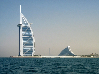 Cruising Jumeirah beach shoreline (Pete the painter)  [flickr.com]  CC BY-ND 
Información sobre la licencia en 'Verificación de las fuentes de la imagen'