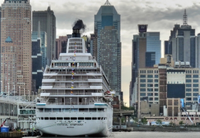 Crystal Symphony on 47th Street (joiseyshowaa)  [flickr.com]  CC BY-SA 
Información sobre la licencia en 'Verificación de las fuentes de la imagen'