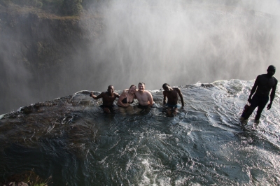 Devils Pool - the top of Vic Falls (SarahDepper)  [flickr.com]  CC BY 
Información sobre la licencia en 'Verificación de las fuentes de la imagen'