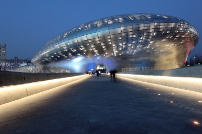 Dongdaemun Design Plaza & Park (Nestor Lacle)  [flickr.com]  CC BY 
Información sobre la licencia en 'Verificación de las fuentes de la imagen'