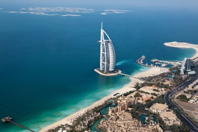 Dubai - Burj Al Arab - Helicopter View (Sam valadi)  [flickr.com]  CC BY 
Información sobre la licencia en 'Verificación de las fuentes de la imagen'