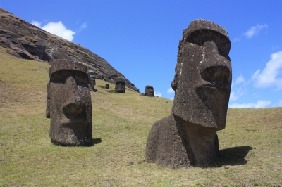 Easter Island, Rano Raraku, moais (Arian Zwegers)  [flickr.com]  CC BY 
Información sobre la licencia en 'Verificación de las fuentes de la imagen'