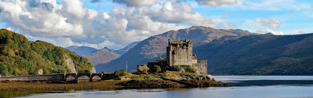 Eilean Donan Castle 15a (Tony Hisgett)  [flickr.com]  CC BY 
Información sobre la licencia en 'Verificación de las fuentes de la imagen'