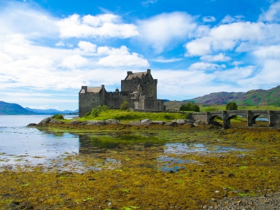 Eilean Donan Castle in Scotland (Shadowgate)  [flickr.com]  CC BY 
Información sobre la licencia en 'Verificación de las fuentes de la imagen'