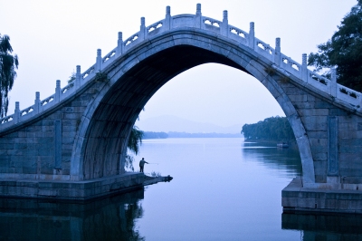 Fishing at Jade Belt Bridge, Summer Palace, Beijing (Dimitry B.)  [flickr.com]  CC BY 
Información sobre la licencia en 'Verificación de las fuentes de la imagen'