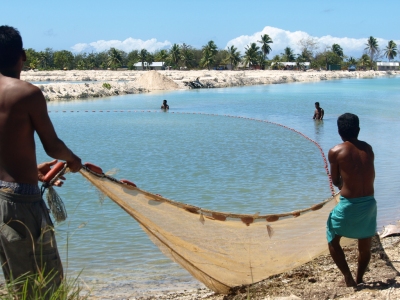 Fishing in Kiribati, 2008. Photo: AusAID (Department of Foreign Affairs and Trade)  [flickr.com]  CC BY 
Información sobre la licencia en 'Verificación de las fuentes de la imagen'