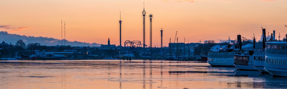 Gröna Lund sunrise, Stockholm Sweden (chas B)  [flickr.com]  CC BY 
Información sobre la licencia en 'Verificación de las fuentes de la imagen'