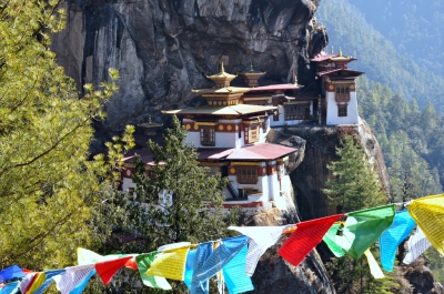 Guru Rinpoche's Taktsang Monastery with prayer flags, Bhutan (Wonderlane)  [flickr.com]  CC BY 
Información sobre la licencia en 'Verificación de las fuentes de la imagen'