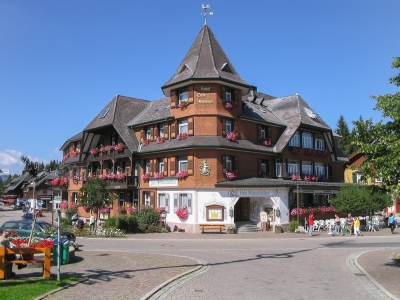 Hotel Schwarzwaldhof (2004) - Hinterzarten - Baden-Württemberg (Frans Berkelaar)  [flickr.com]  CC BY-ND 
Información sobre la licencia en 'Verificación de las fuentes de la imagen'