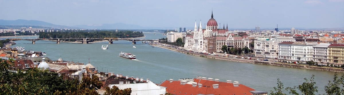 Hungarian Parliament Building, Pest riverside and the Danube, Budapest, from Buda Castle (Henning Klokkeråsen)  [flickr.com]  CC BY 
Información sobre la licencia en 'Verificación de las fuentes de la imagen'