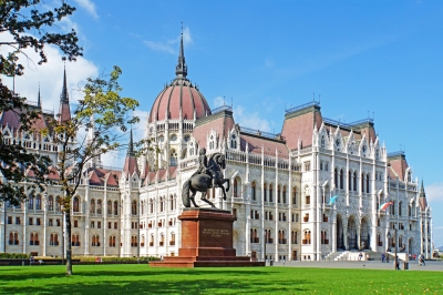 Hungary-02378 - Parliament & Francis II Rákóczi (Dennis Jarvis)  [flickr.com]  CC BY-SA 
Información sobre la licencia en 'Verificación de las fuentes de la imagen'