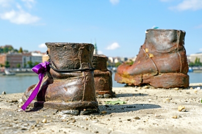 Hungary-02408 - Shoes on the Danube (Dennis Jarvis)  [flickr.com]  CC BY-SA 
Información sobre la licencia en 'Verificación de las fuentes de la imagen'