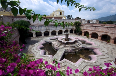 Iglesia y Convento de Nuestra Senora de la Merced in Antigua, Guatemala (Adam Baker)  [flickr.com]  CC BY 
Información sobre la licencia en 'Verificación de las fuentes de la imagen'