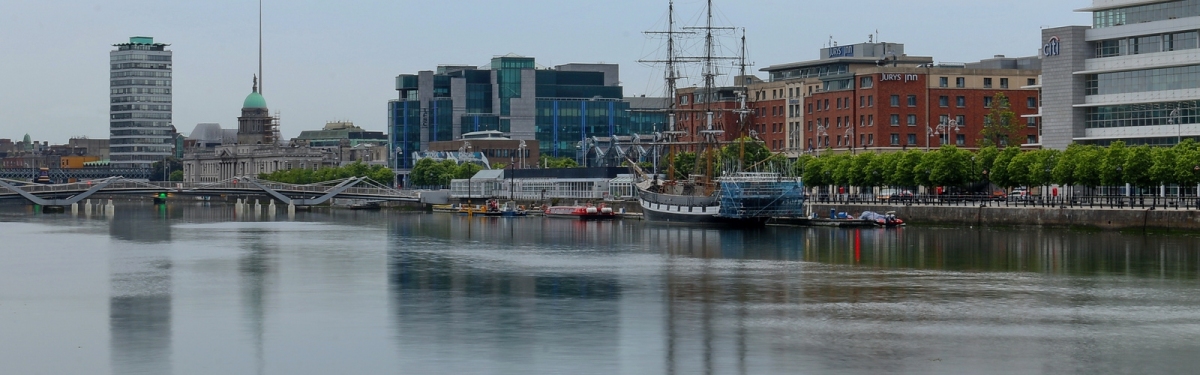 Jeanie Johnston Tall Ship, Custom House Quay, North Dock, Dublin (507167) (Robert Linsdell)  [flickr.com]  CC BY 
Información sobre la licencia en 'Verificación de las fuentes de la imagen'