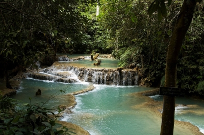 Kuang si waterfall (Raini Svensson)  [flickr.com]  CC BY 
Información sobre la licencia en 'Verificación de las fuentes de la imagen'