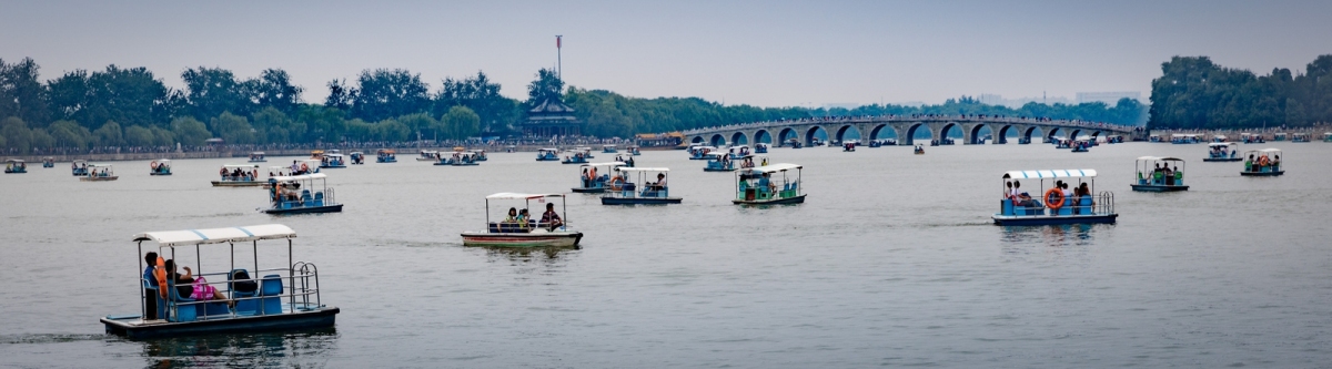 Kunming Lake and Seventeen-Arch Bridge, Summer Palace (Thomas  Bächinger)  [flickr.com]  CC BY-SA 
Información sobre la licencia en 'Verificación de las fuentes de la imagen'