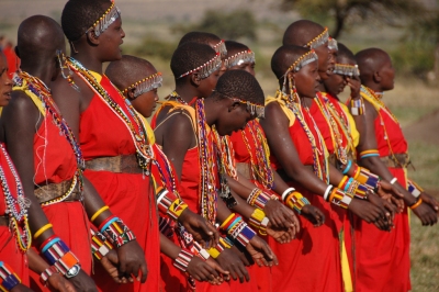 Masai Mara Tribe Women 2 (Dylan Walters)  [flickr.com]  CC BY 
Información sobre la licencia en 'Verificación de las fuentes de la imagen'