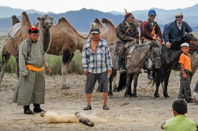 Mongolia Archery - hitting the target (Bernd Thaller)  [flickr.com]  CC BY 
Información sobre la licencia en 'Verificación de las fuentes de la imagen'