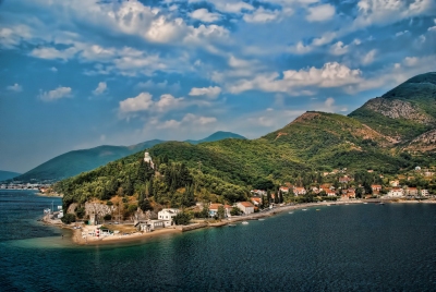 Montenegro Coastline near Kotor  [explored 2-3-14] (Trish Hartmann)  [flickr.com]  CC BY 
Información sobre la licencia en 'Verificación de las fuentes de la imagen'