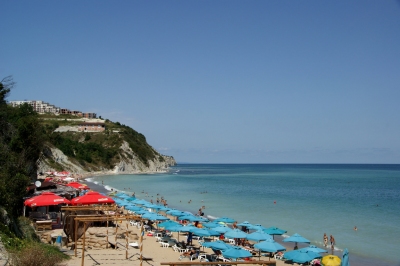 Narrow beach and cliffs (AP4H7101 1PP) (Alexandru Panoiu)  [flickr.com]  CC BY 
Información sobre la licencia en 'Verificación de las fuentes de la imagen'