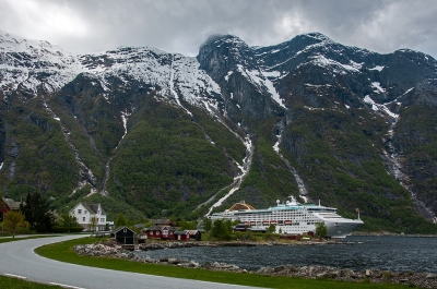 Oceana docked in Eidfjord - Norway (bvi4092)  [flickr.com]  CC BY 
Información sobre la licencia en 'Verificación de las fuentes de la imagen'