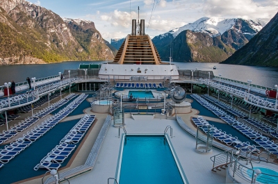 Onboard the Oceana in the Fjord somewhere near Flam - Norway (bvi4092)  [flickr.com]  CC BY 
Información sobre la licencia en 'Verificación de las fuentes de la imagen'