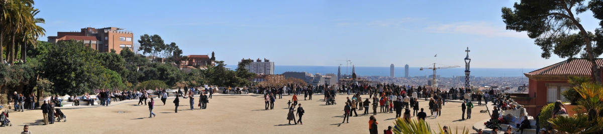 Pano of Park Guell - the plaza (Serge Melki)  [flickr.com]  CC BY 
Información sobre la licencia en 'Verificación de las fuentes de la imagen'