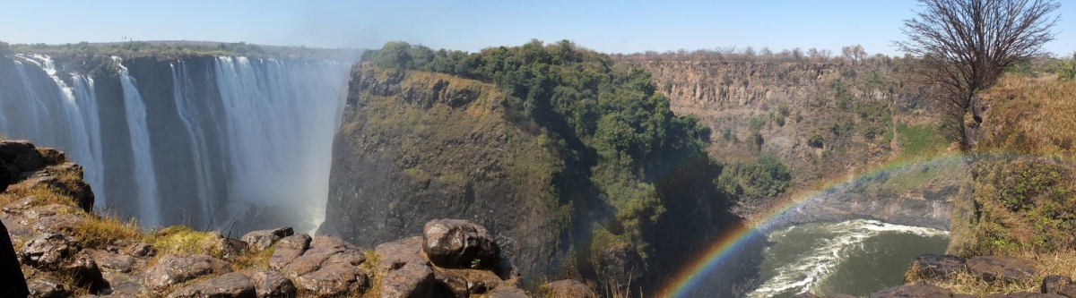 Panorama: Victoria Falls and Rainbow (Tee La Rosa)  [flickr.com]  CC BY-ND 
Información sobre la licencia en 'Verificación de las fuentes de la imagen'