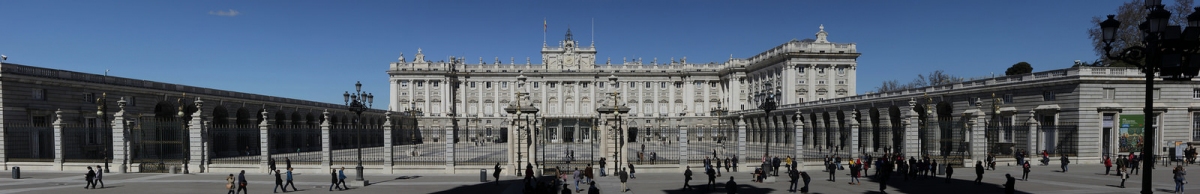 Panoramic view of the Palacio Real de Madrid (Björn S...)  [flickr.com]  CC BY-SA 
Información sobre la licencia en 'Verificación de las fuentes de la imagen'